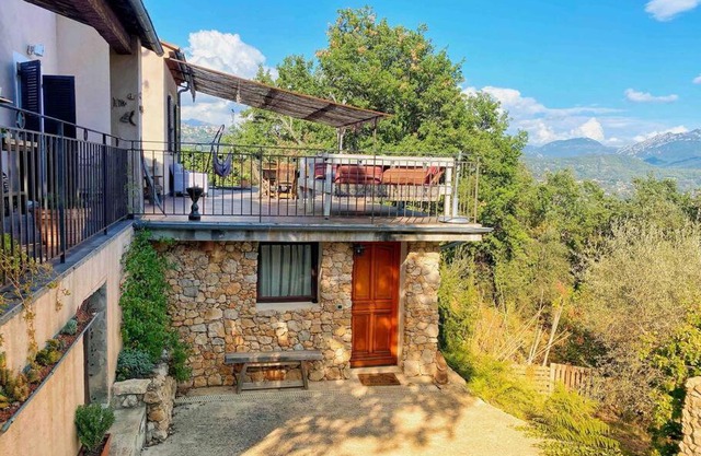 Bas de villa au milieu des oliviers.