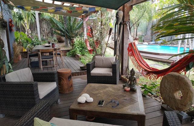 BAS DE VILLA cosy, wooded garden with swimming pool, very quiet, town center.