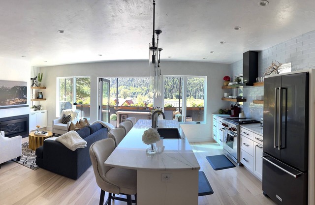 Basecamp at Valley Floor, Views, wildlife and hot tub at this spectacular home!