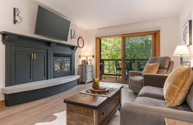 Upscale Couple's Getaway, Hot Tubs!