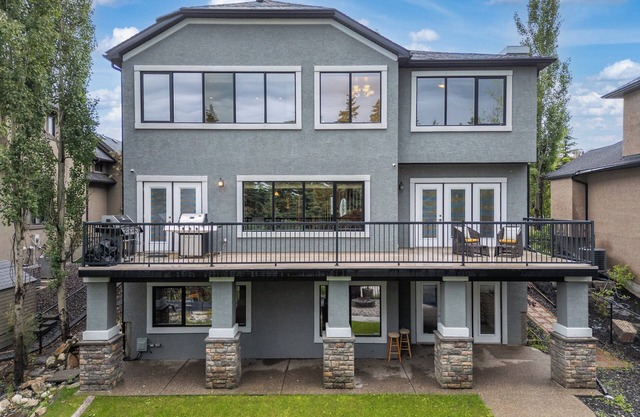 BASEMENT/ 3 BEDROOM/ SLEEPS 12/ COLD KITCHEN/ FULL WALK OUT BASEMENT