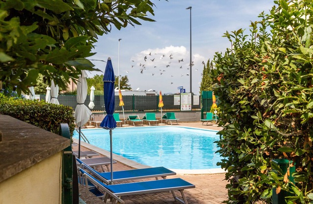 Estudio en sótano con terraza, jardín y piscina compartida