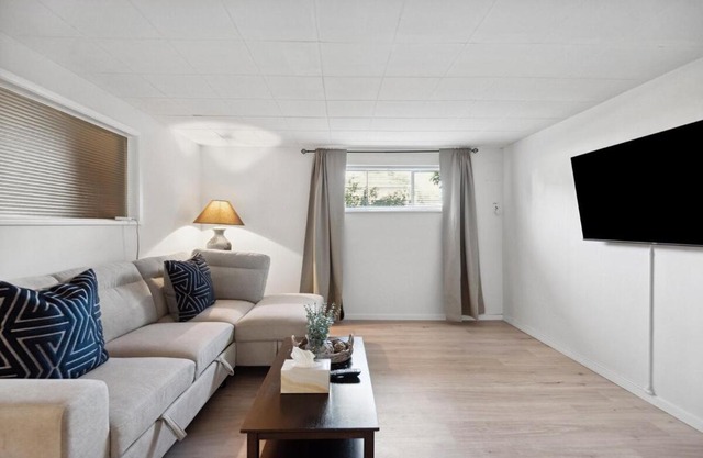 Basement Suite 1 BR, 2 Queen Beds, Sofa Bed, Sleeps 6
