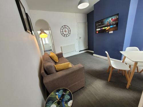 Basford House- 3 bed, 2 bathroom house by Catchpole stays