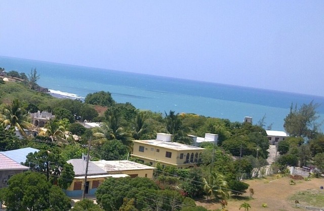 Basic Twin Room Private Ensuite in family run guesthouse BillysBay TreasureBeach