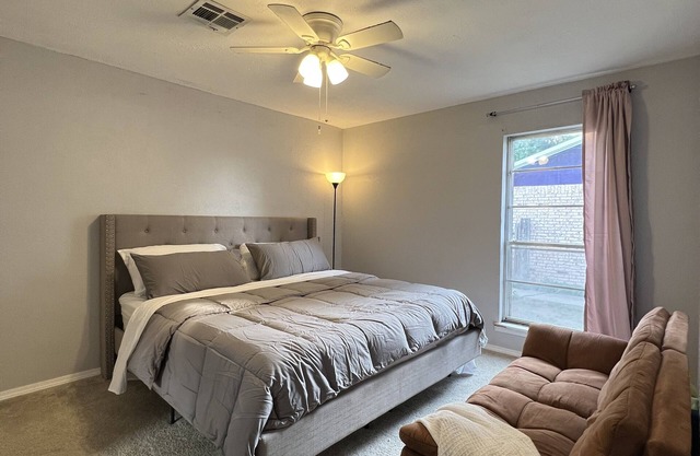 Basket Bungalow near walking trail family & pet friendly.
