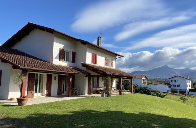 Basque house for 14 people 10 minutes from Saint Jean de Luz