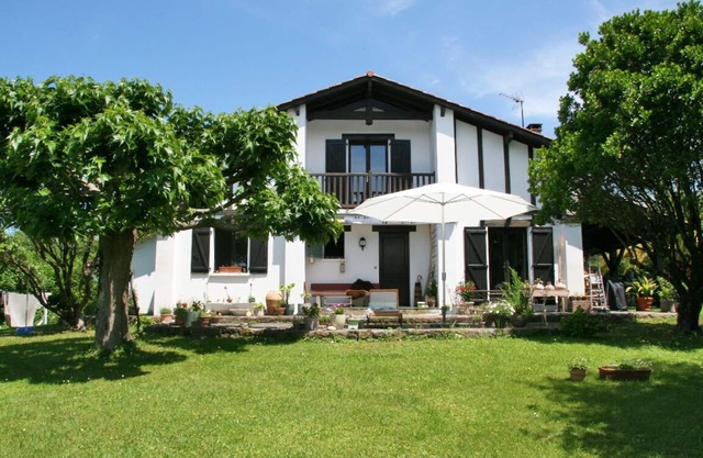 Casa vasca con vistas pintorescas de los Pirineos.