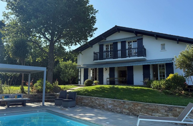 Basque villa with pool, near golf course & beaches