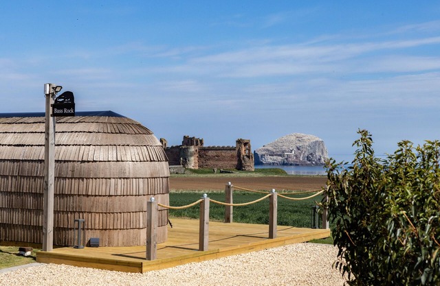 Bass Rock Cabin ( sea views )