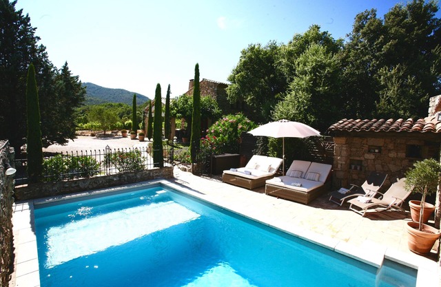 Bastides w/Pools A/C sleeps 12 guests on vineyards walking distance to village
