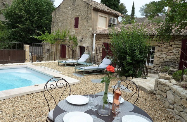 Bastidon de carácter en piedra con piscina a los pies del Luberon.