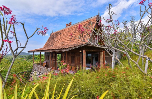 Basuki, casa de madera romántica en el retiro de la colina de Sumberkima