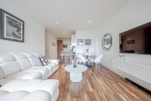Battersea Reach Luxury Riverside Apartment