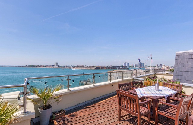 BATTERY HOUSE, family friendly, country holiday cottage in Portsmouth