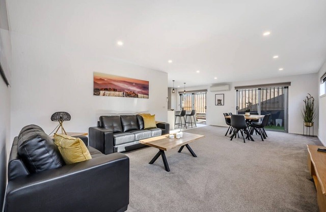 "Bay Abode" New Unit 2 Bed 2 Bath. 15 min to CBD.