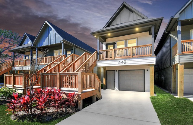 Bay Breeze Bungalow - Game Room & Pet Friendly; 2 Blocks from Pier 6