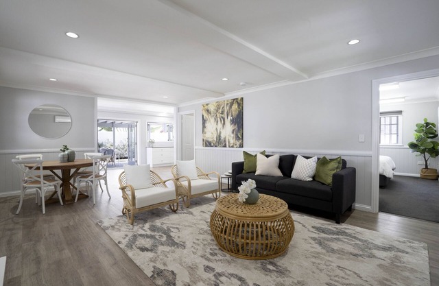 Bay Breeze Manor: Grand 5BR Queenslander Haven
