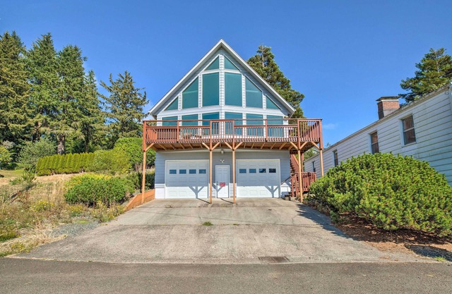 Bay City Home w/ Gorgeous Bay Views From Deck