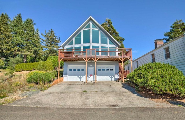 Bay City Home with Gorgeous Bay Views From Deck