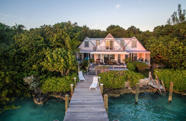 Bay Cottage Home con un muelle privado