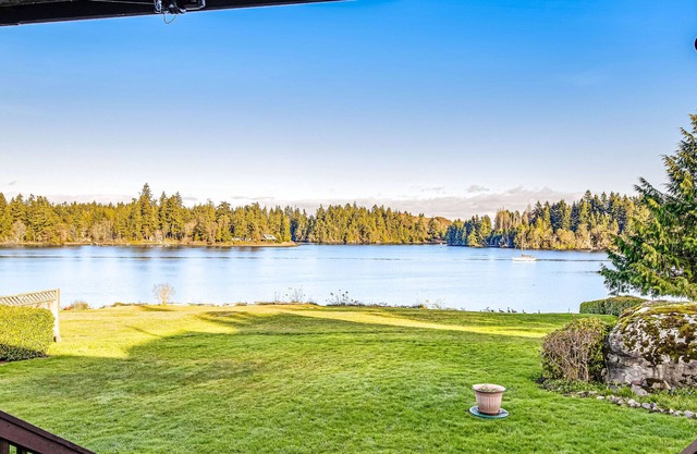 Bay Front Home w/ Water Views, Free WiFi, Expansive Lawn and Wood Stove
