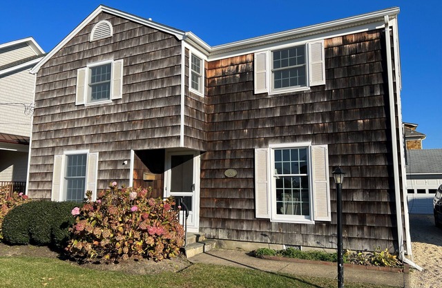 Bay Head Colonial - around the corner from the beach!