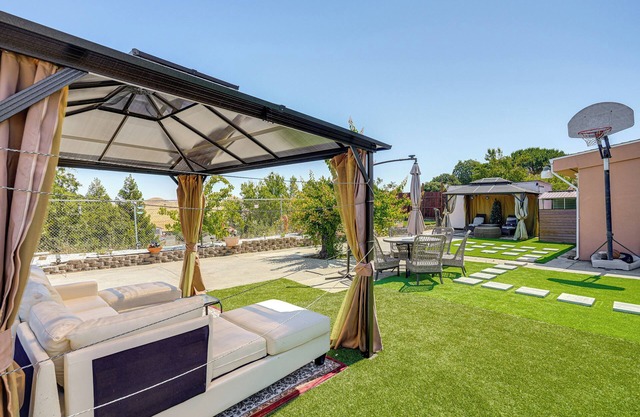 Bay & Hill Views: Modern Hercules Home