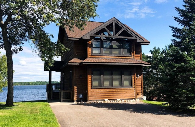 Bay Lake Cabin w/200ft of Lakefront, fun deck, private dock + woodfire sauna!
