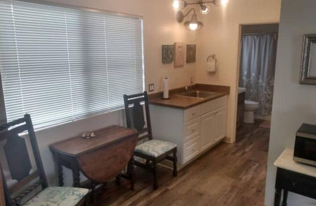 BAY/OCEAN VIEWS-WALK TO ALL!! Midship Quarters - 500 sq ft-Queen bed, full bath!