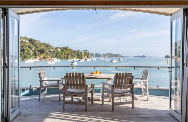 Bay of Islands Boathouse Apartment-The Bridge