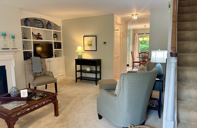 Bay Springs #5 - Bay Street! 2BDR 2.5BTH Walk to shops, dining and beaches!