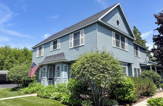 Bay Springs #7 - Charming Harbor Springs Townhouse - Walk to downtown
