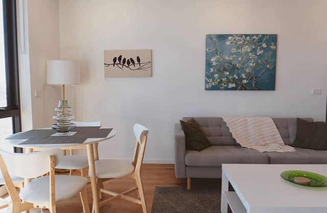 Bay St Retreat - 2BR 2Bath Stay