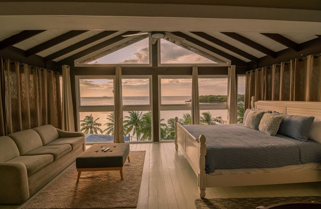 Million Dollar view / hotel suite / Roatan Island / Beach front / West End