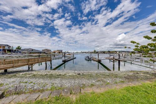 Bay Views and Deck Spacious Ferndale Family Home