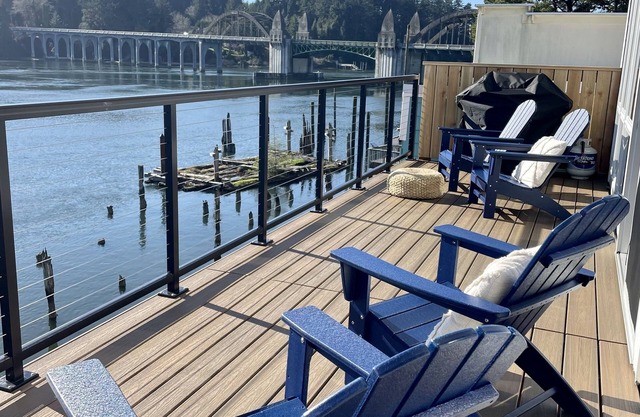 Bay Window -incredible river views- Old Town- new deck! Stairs.