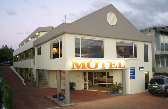 Baycourt Lakefront Motel