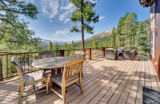 Bayfield Cabin w/ Hot Tub & Striking Mountain View