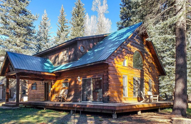 Bayfield Cabin w/ Wraparound Deck & Fire Pit