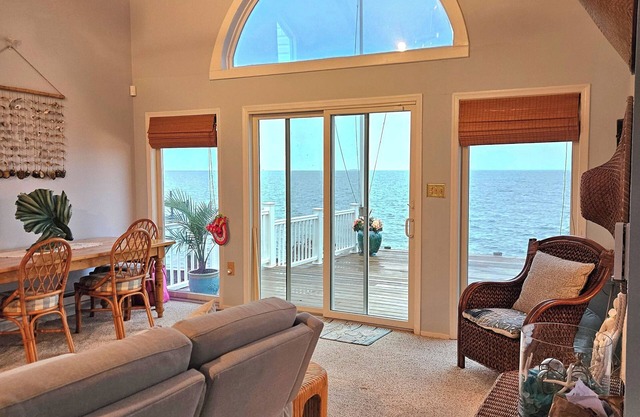 Bay Front 3 Bdrm House with Huge Deck / Private Beach/ Beach House Sleeps 6 Ppl