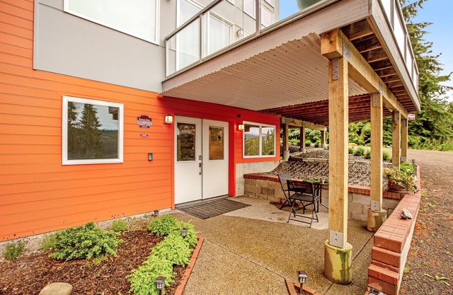 Bayfront apartment with private patio, beach access, water views, AC & W/D