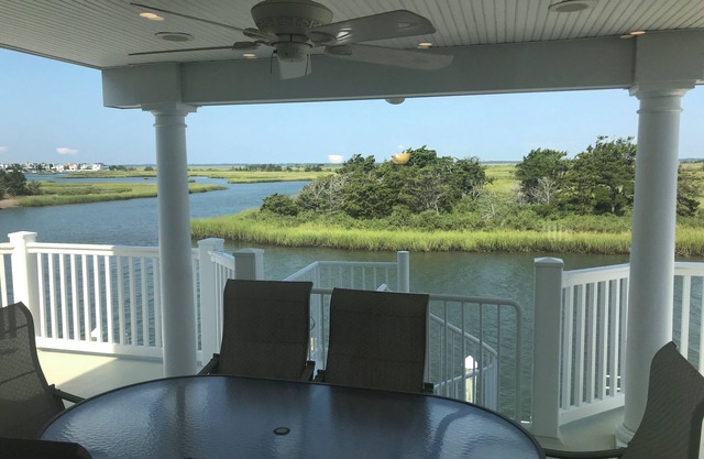 Bayfront Beauty - Delightful 6-bedroom house with AC in Avalon