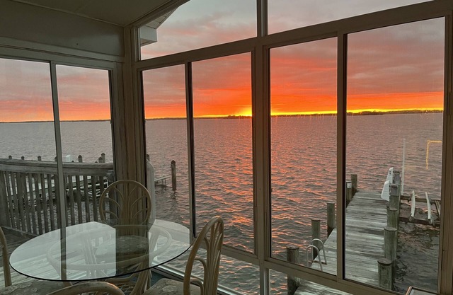 Bayfront House W / Decks Dock Boatslip 2 piscinas + cancha de tenis