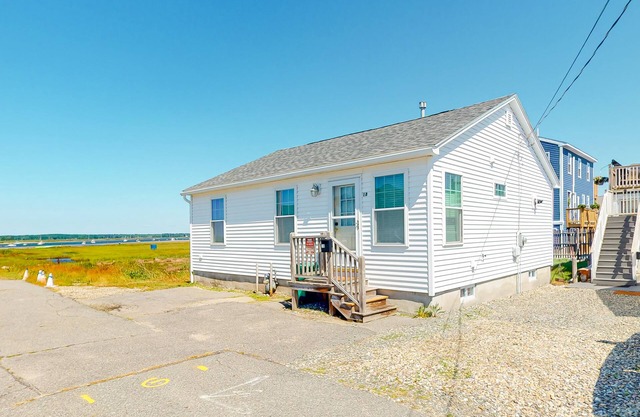 Bayfront nautical-themed home with central AC, washer/dryer, & gas grill