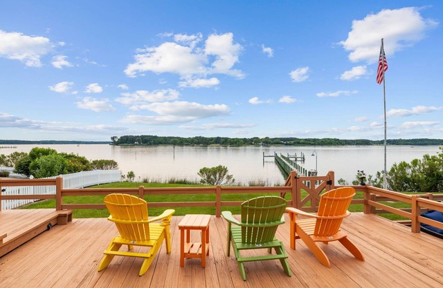 Bayfront Oasis with Heated Pool, Hot Tub & Playground! Family & Pet friendly!