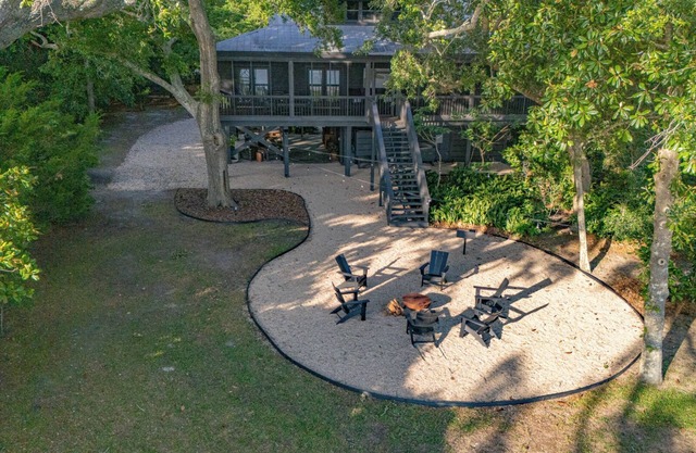 20% OFF August! Bayfront, Pet Friendly Sleeps up to 8 with fishing dock!