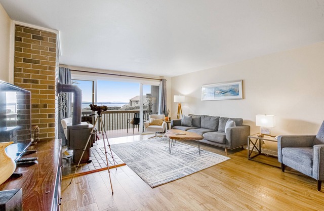 Bayfront retreat with water views, WiFi, washer/dryer, & pool access