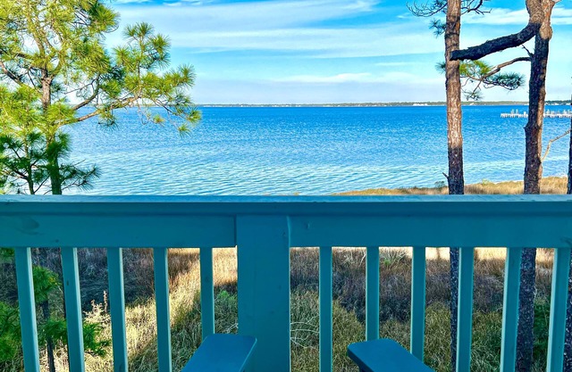Bayfront townhome with incredible views, close to beach, private washer/dryer