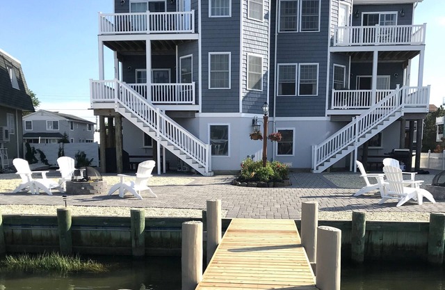Frente a la bahía con muelle de 70 'en el puerto de Harris, Beach Haven Park, Long Beach Island, N. J.